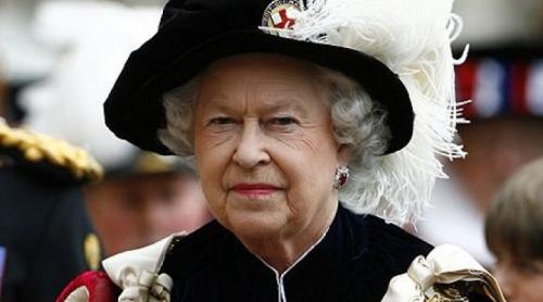 UPDATE: The Sun: Cum a fost învătaţă Regina Elisabeta a II-a salutul nazist. Anchetă la Buckingham (VIDEO)