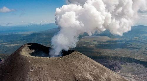 Trei vulcani, gata de erupţie în Indonezia