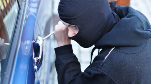ATENŢIE la furturile din autoturisme! Cum acţionau hoţii prin blocarea sistemului de închidere a portierelor
