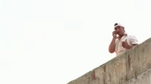 Un bărbat se află de 24 de ore pe o clădire din București și amenință că se aruncă (VIDEO)