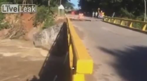 VIDEO: Un pod se prăbuşeşte la câteva secunde după ce a fost traversat de trei persoane