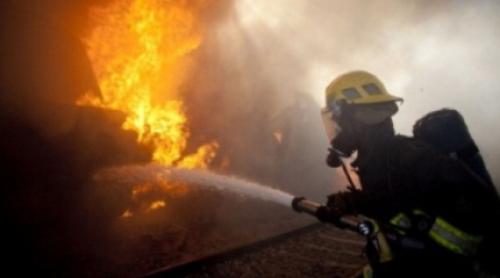 Supărat că l-a părăsit nevasta, un bărbat din Bacău a dat foc la casă. Femeia era doar plecată în vizită