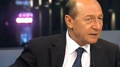 De ce vorbește Traian Băsescu singur în fața unui microfon