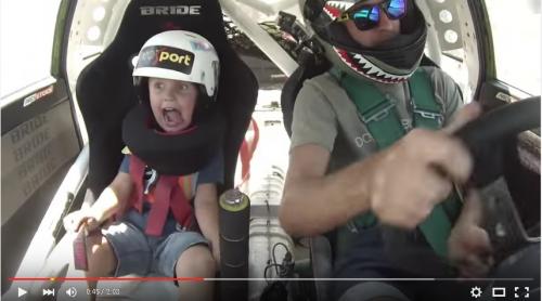 Reacția unui puști de 5 ani luat de tatăl său cu mașina de curse (VIDEO)