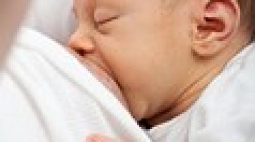 OMS: Alăptatul la sân poate salva de la moarte, anual, 800.000 de bebeluşi 
