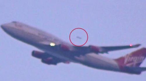 Un OZN, filmat în timp ce trecea pe lângă un avion
