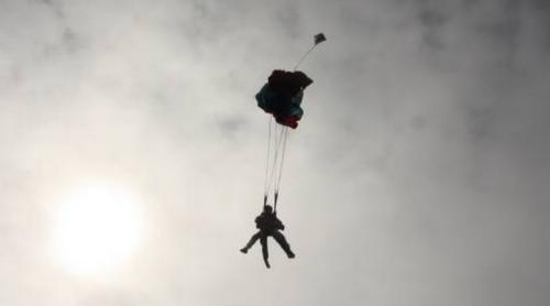 SALT MORTAL cu parașuta. Doi militari au murit după ce au efectuat o săritură în tandem (VIDEO)