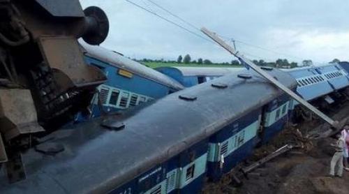 Două trenuri au deraiat in India: Zeci de morți, sute de răniți