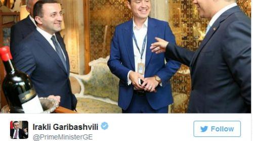 Cum a pozat Victor Ponta o sticlă de vin într-o cramă din Tbilisi, alături de premierul Georgiei (GALERIE FOTO)