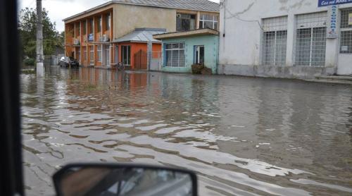 Potopul s-a abătut asupra orașului Focșani: Gospodării inundate, mașini pe jumătate în apă