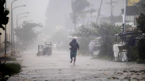 Un puternic taifun lovește Filipine: șapte morți