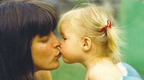 Teorie controversată: Sărutarea copiilor pe gură de părinţi, un gest prea sexual