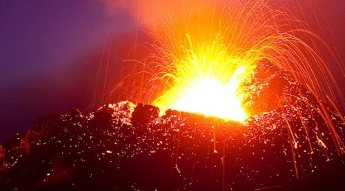 IMAGINI SPECTACULOASE. Unul dintre cei mai activi vulcani de pe glob a erupt din nou (VIDEO)