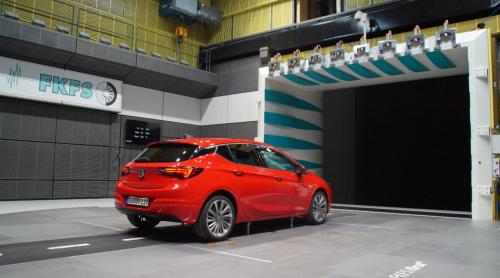 Noul Opel Astra se lansează la Frankfurt. Noi l-am văzut în bucșe și tablă. Doar atât: WOW!