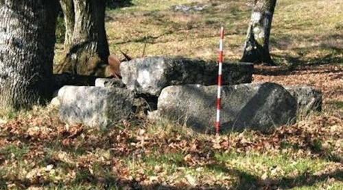 Un mormânt neolitic vechi de 6000 de ani, distrus şi înlocuit cu o masă de picnic din ciment