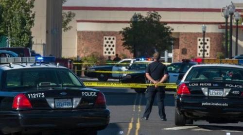 Un tânăr aproape gol a început să tragă cu arma într-o parcare din Sacramento