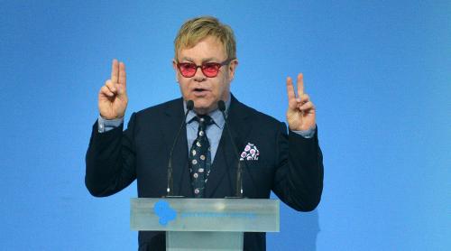 Elton John apără drepturile homosexualilor la Kiev