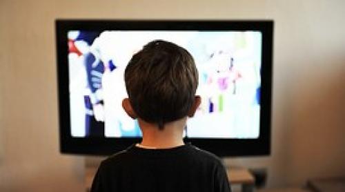 Mulţi copii în vârstă de şapte ani au pierdut un an de viaţă stând la televizor