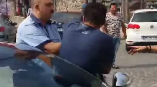 Lugoj. Scandal în stradă! Polițist, asaltat de un tânăr și de mama lui (VIDEO)