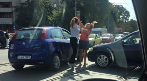 Două DOAMNE, șoferițe, s-au luat la bătaie în mijlocului unei intersecții circulate din București! (FOTO) 