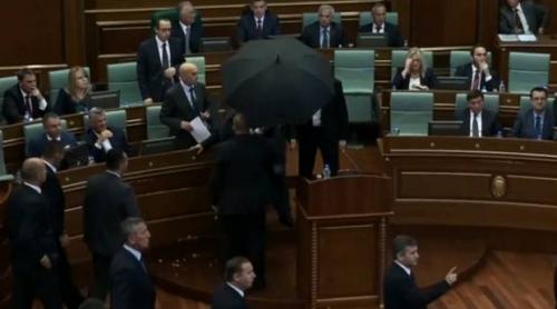Premierul din Kosovo, atacat cu ouă în Parlament (VIDEO)