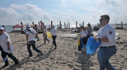 Voluntari români şi americani au curăţat plaja la Mamaia