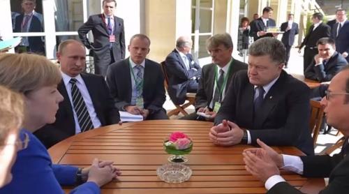 Scenă INEDITĂ la întâlnirea în formatul Normandia. Unde era atenția lui Putin în timpul discuțiilor purtate de Poroșenko, Hollande și Merkel (VIDEO)