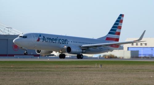 Un pilot al American Airlines A MURIT la manșa avionului. Compania a refuzat sa dezvăluie cauza morții