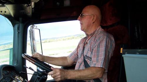 Bătrân de 72 de ani, FĂRĂ PERMIS, prins la volanul unui camion NEÎNMATRICULAT