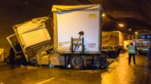 Accident grav pe autostrada Hemus din Bulgaria. 50 de mașini implicate, zeci de răniți, trei oameni au murit