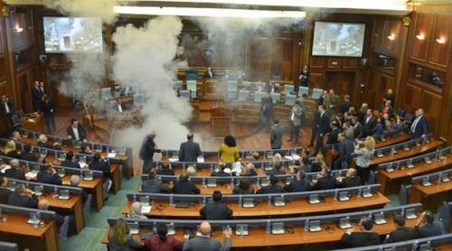 SCENĂ ȘOCANTĂ în Parlamentul din Kosovo. Aleșii opoziției au folosit GAZE LACRIMOGENE și au aruncat cu ouă în membrii coaliției de guvernare (VIDEO)