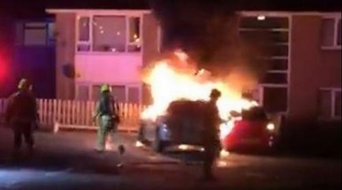 VIDEO: O gravidă blocată în maşina în flăcări după ce a fost lovită de nişte hoţi
