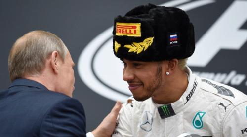 MOMENT INEDIT la Marele Premiu al Rusiei! Ce i-a făcut pilotul britanic Lewis Hamilton lui Vladimir Putin, în timpul ceremoniei de premiere (VIDEO) 