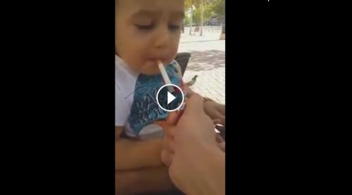 Un ROMÂN șochează. Tatăl iresponsabil îi dă pruncului să bea BERE și să FUMEZE. Recunoaște cineva acest individ? (VIDEO)