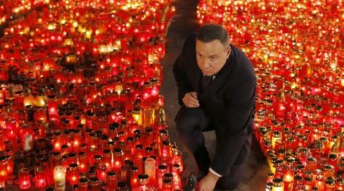 Preşedintele Poloniei a aprins o candelă şi a depus flori în faţa clubului Colectiv (VIDEO)