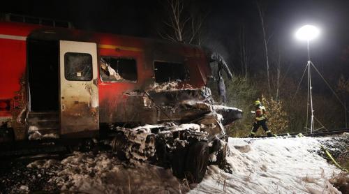 Tragedie în Germania. Un șofer român și-a pierdut viața, după ce camionul cu care transporta un vehicul militar a fost lovit de tren (VIDEO)