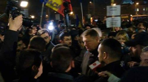 A șasea zi de proteste. Klaus Iohannis a mers în Piața Universității, protestatarii l-au primit cu speranțe și huiduieli (VIDEO)