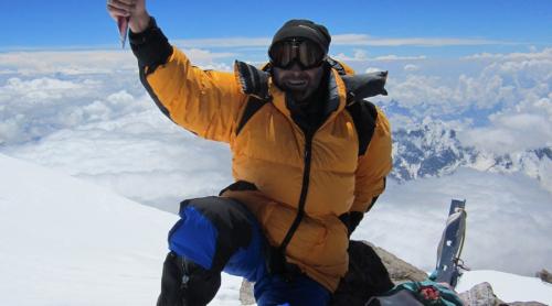 Alpinişti români duc acvila carpatină pe cel mai înalt vulcan din lume