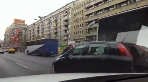 INCREDIBIL! Cum era să o mierlesc cărat pe capotă de o șoferiță nervoasă, în plin centrul Bucureștiului (VIDEO)