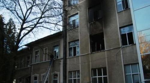 Incendiu la un spital din Hunedoara. Peste 50 de pacienți evacuați, 23 de persoane intoxicate cu fum