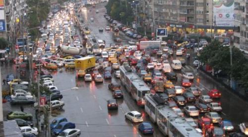 DEZASTRUL Bucureştiului pe ploaie: semafoare stricate şi trafic de coşmar. Vezi care sunt ZONELE cu probleme