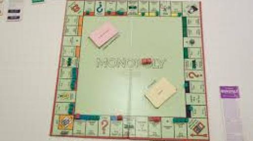  Comercianţii de jocuri, luaţi la puricat de POLIŢIŞTI. 7.000 de jocuri de tip „Monopoly” contrafăcute confiscate 