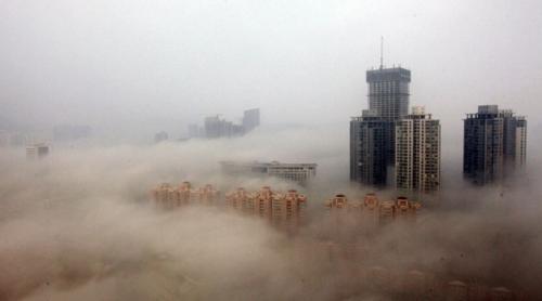 ALERTĂ ROŞIE în China. Zeci de milioane de oameni, sufocaţi de poluare (VIDEO)