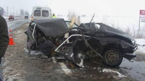 Accident cumplit în Buzău. Un mort şi trei răniţi, după ce un Chrysler a intrat în plin într-un Logan, pe E85