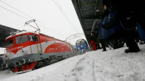 Trenurile circulă cu restricţii de viteză din cauza ninsorilor. Probleme sunt şi pe Aeroportul Otopeni
