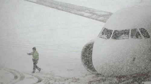 Întârzieri de până la o oră pe aeroporturile din România. TRAFICUL AERIAN se desfăşoară în condiţii de iarnă