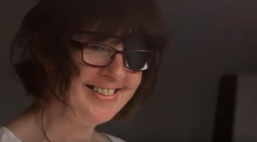 O britanică și-a recăpătat vederea cu ochiul bionic