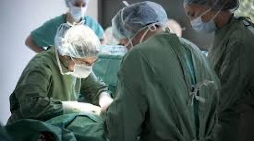India: Chirurgii au scos din abdomenul unui adolescent un fetus cu piele, păr şi dinţi  