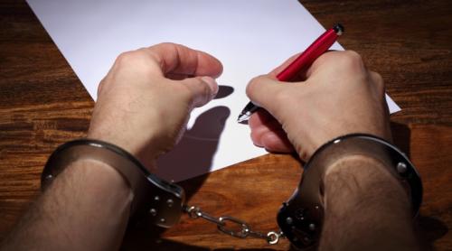 ULTIMA ORĂ. Procurorii s-au autosesizat în cazul cărţilor scrise de deţinuţi: „autorul real este o altă persoană“