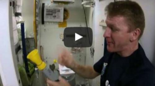 VIDEO: Cum se duc astronauţii la WC, în spaţiu?